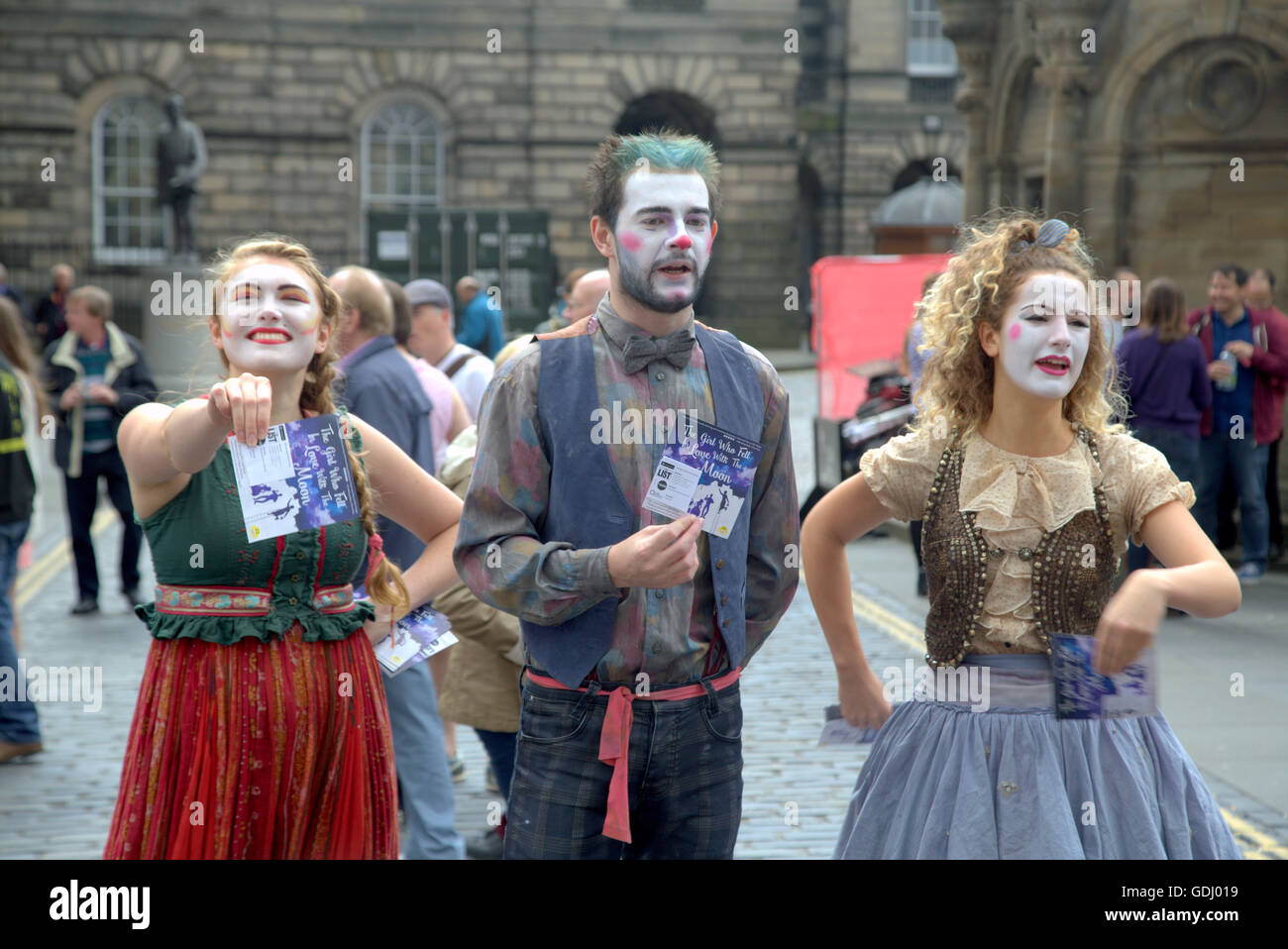 Escenas intérpretes del Edinburgh Festival Fringe Virgen patrocinado street festival de Edimburgo, Escocia, "La chica que se enamoró de la luna" Foto de stock