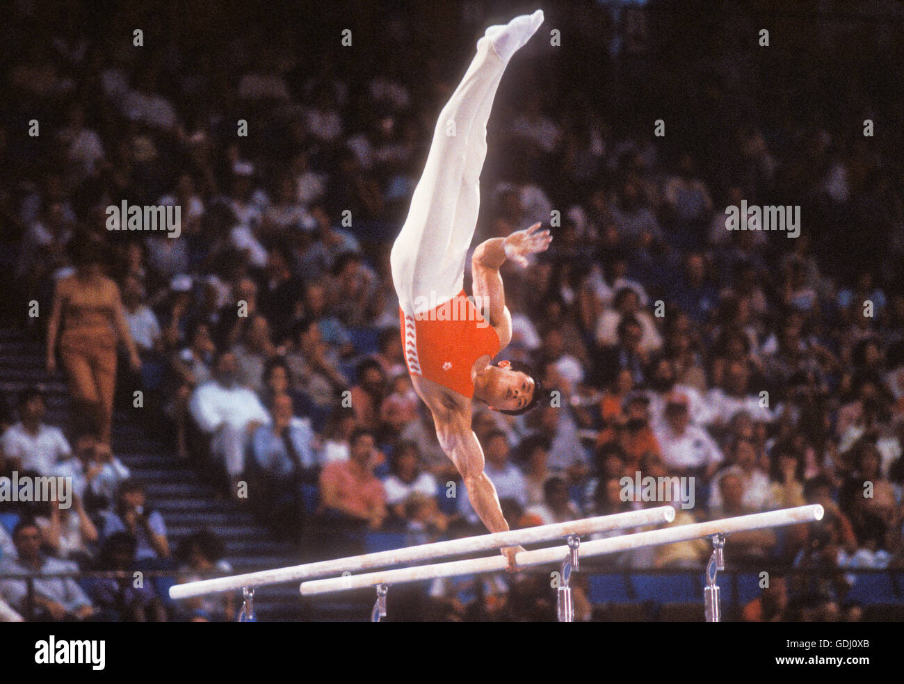 Fei Tong de China realiza en barras paralelas en los Juegos Olímpicos de 1984 en Los Ángeles. Foto de stock