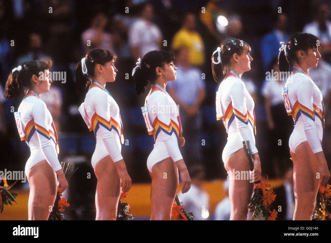 Equipo de Gimnasia rumano está en la victoria de stand con medallas de oro para el equipo ganador de la competencia en los Juegos Olímpicos de 1984 en Los Ángeles Foto de stock