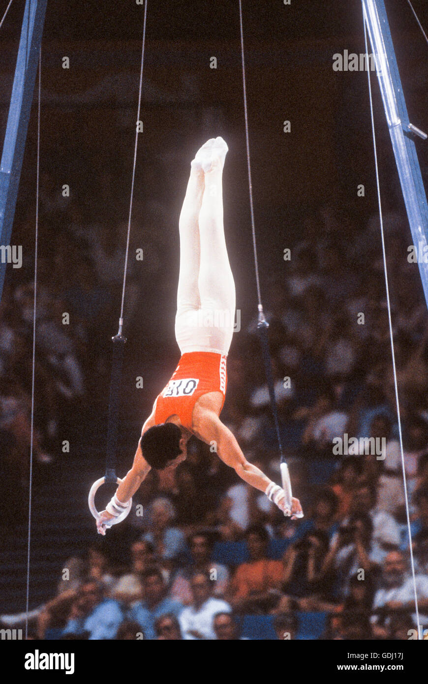 Fei Tong de China realiza anillos durante la competición gimnástica de hombres en los Juegos Olímpicos de 1984 en Los Ángeles. Foto de stock