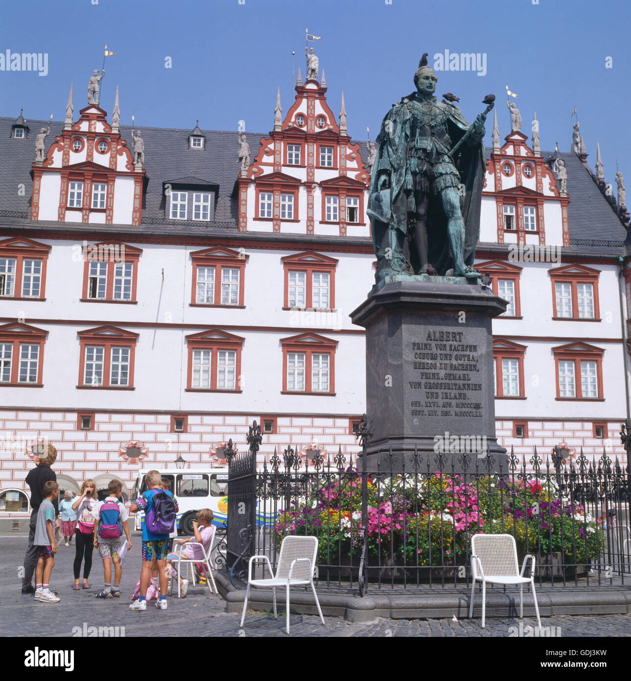 Geografía / viajes, Alemania, Baviera, Coburg, mercado con casa de pueblo, el monumento al príncipe Alberto de Saxony-Coburg-Gotha (1819 - 1861), estatua de bronce por William Theed, 1865, Foto de stock