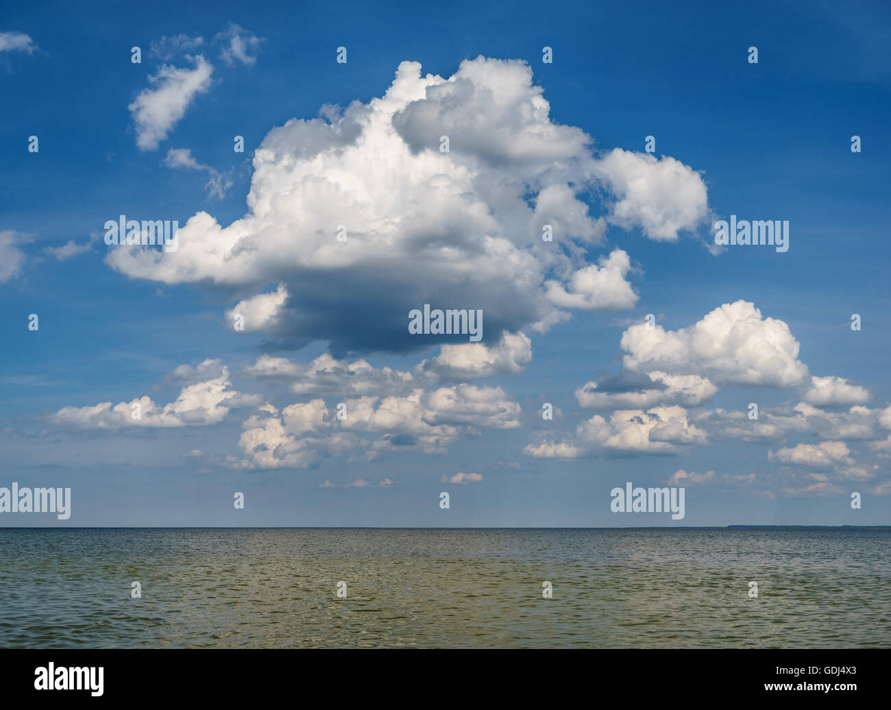 Mar abierto panorama con cielo azul y nubes esponjosas escénica Foto de stock