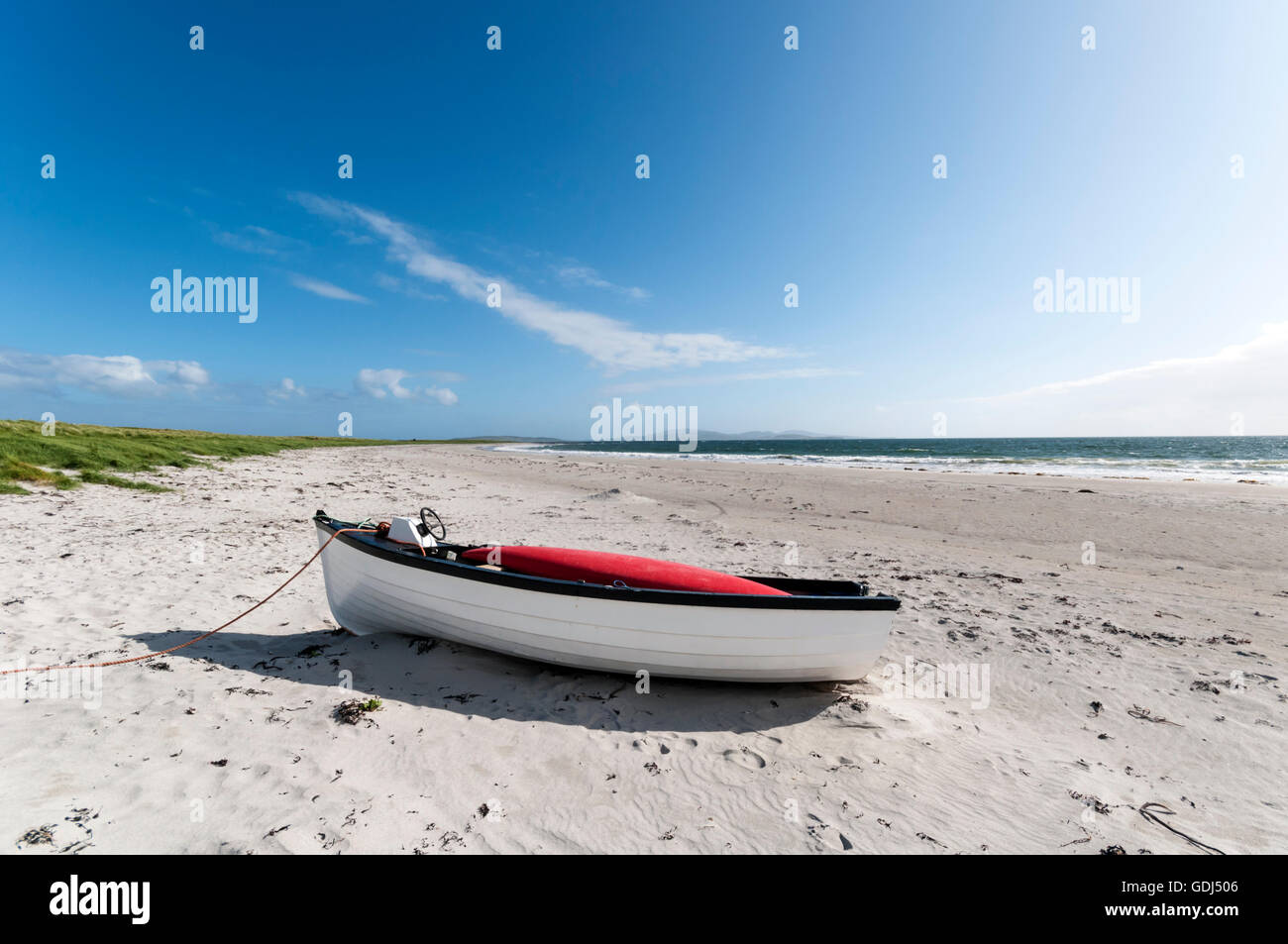 Barco en una desierta playa cerca Gearraidh Hebridean na Monadh en South Uist. Foto de stock
