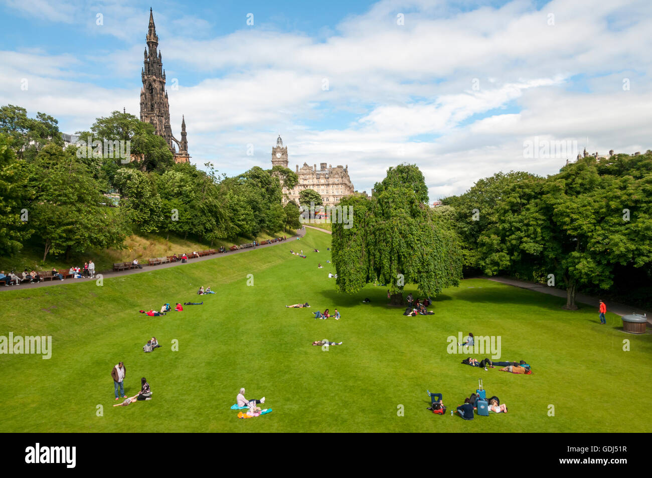 Este de Princes Street Gardens en Edimburgo, Escocia, con el Monumento a Scott a la izquierda y el Hotel Balmoral en segundo plano. Foto de stock