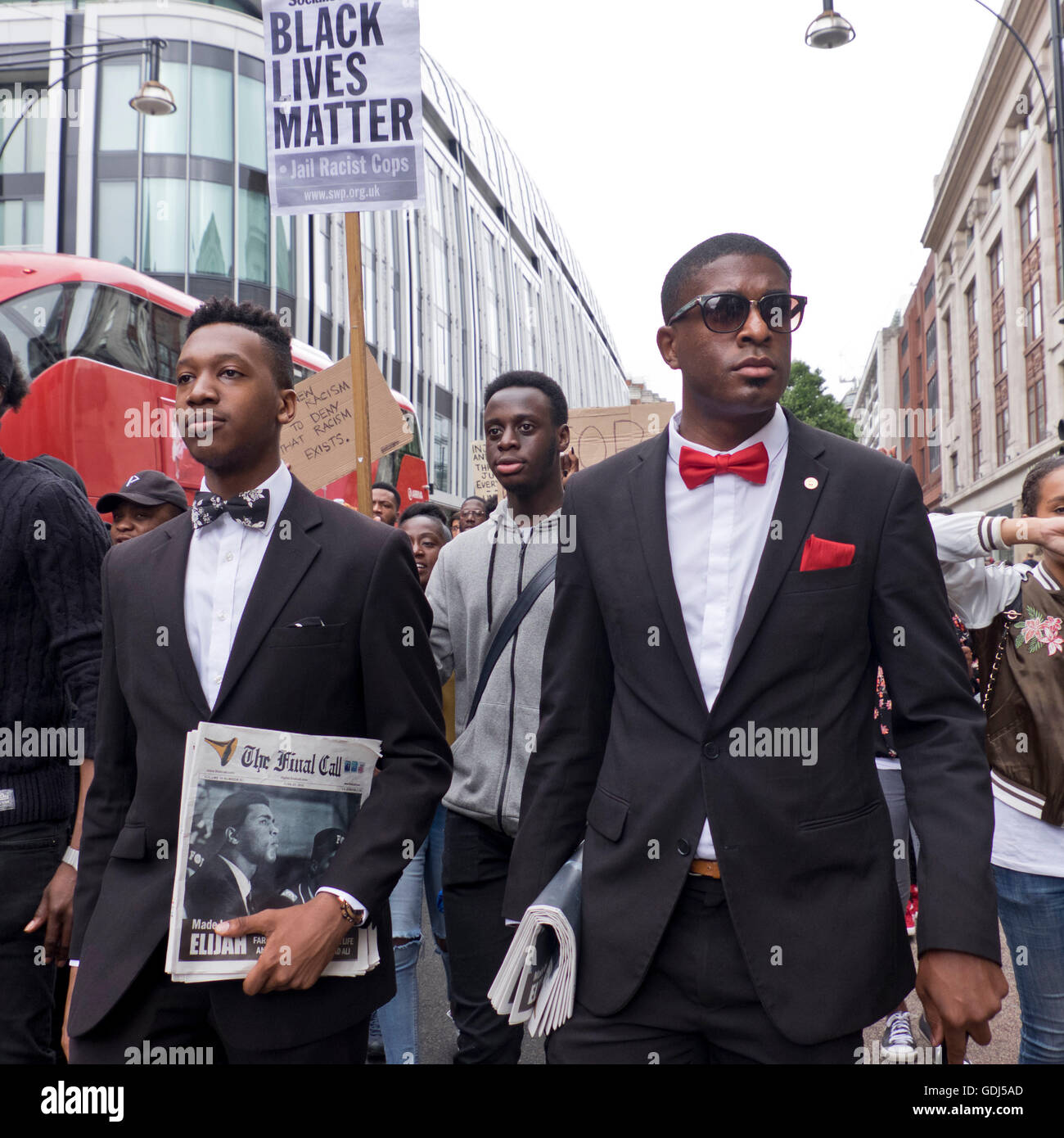 "Black vidas Asunto" más de un millar de personas salieron a las calles de Londres cantando "manos arriba no disparar". La comunidad negra estaba indignada por la brutalidad de la policía tras el asesinato de dos hombres negros - uno en Minnesota y uno en Louisiana. Foto de stock