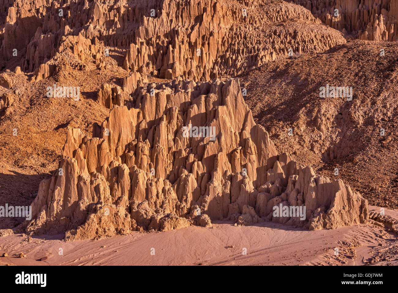 Formación de arcilla bentonita erosionadas colinas, badlands de Catedral Gorge State Park, la Gran Cuenca, Nevada, EE.UU. Foto de stock