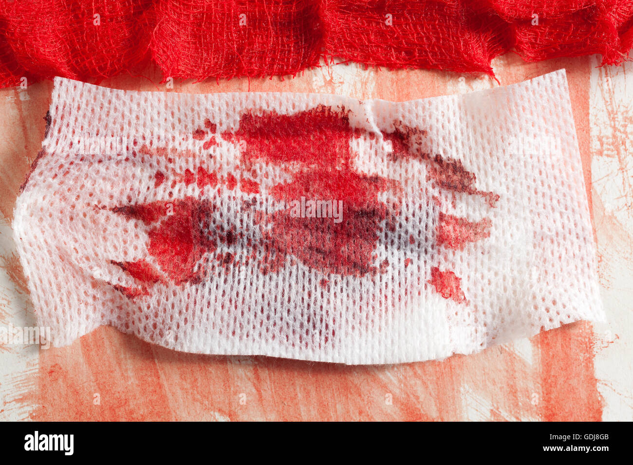 Una gasa con sangre sobre fondo blanco Fotografía de stock - Alamy