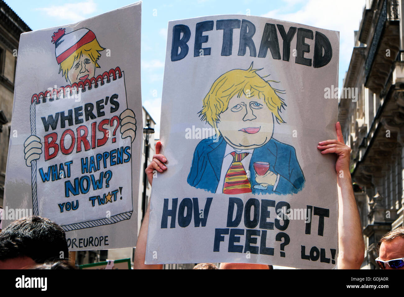 Los manifestantes protestaban contra la celebración de Boris Johnson posters en referéndum Brexit 'March para Europa" manifestación en Londres, julio de 2016 Kathy DEWITT Foto de stock