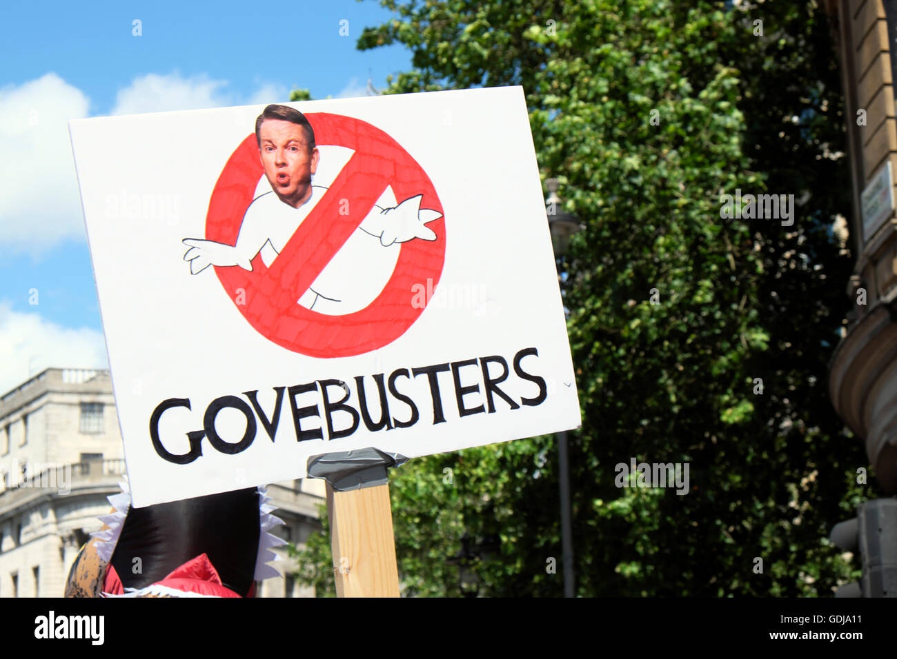 Govebusters Michael Gove en signo de protesta contra la demostración anti Brexit dejar votar en Londres el 2 de julio de 2016 Kathy DEWITT Foto de stock