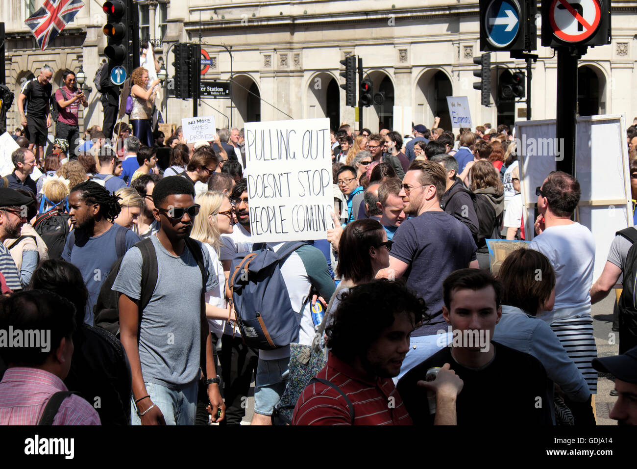 'Marcha por Europa' multitud de personas se reunieron en la calle en protesta de la manifestación anti-Brexit protestando en Whitehall Londres UK 2016 KATHY DEWITT Foto de stock