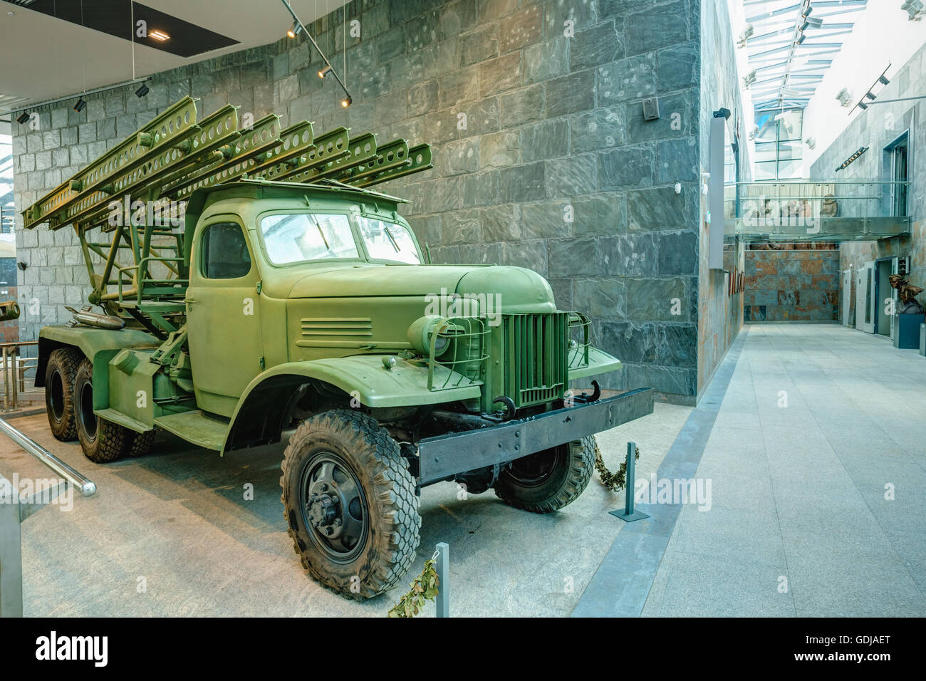 Minsk, Bielorrusia. La exposición de armas y equipo en el Museo bielorruso de la Gran Guerra Patriótica. Varios cohetes Katyusha Foto de stock