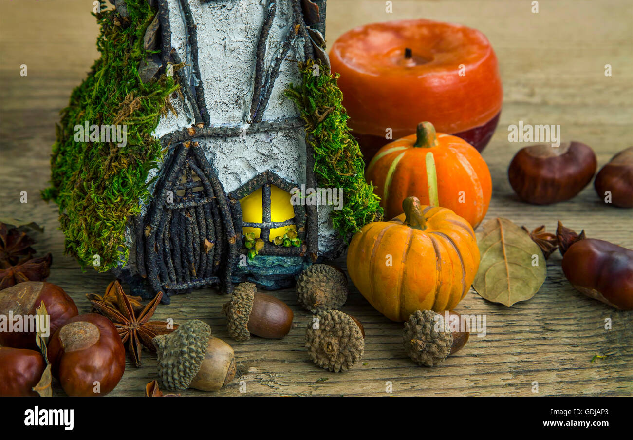 Otoño decoración con madera casa de hadas, calabazas, castañas y bellotas  Fotografía de stock - Alamy