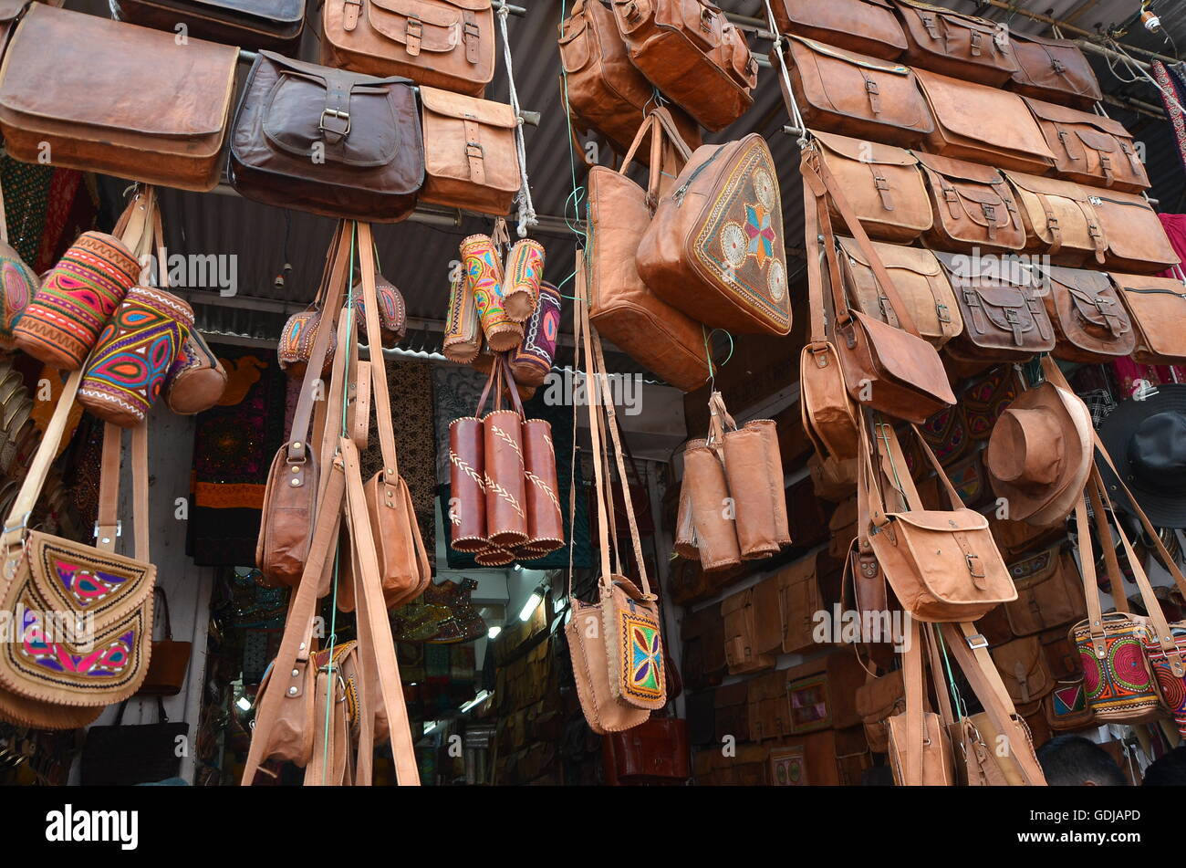 En una tienda de Feria de Pushkar, India, venta de fundas de cuero, bolsos, bolsas, bolsos y diversos artículos de cuero decorativo. Foto de stock