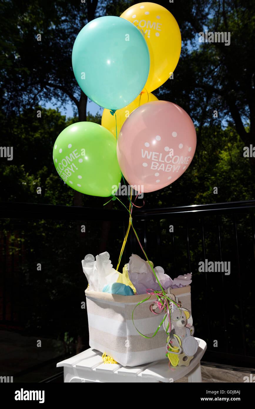 En globo de aire caliente para regalo para un baby shower Fotografía de  stock - Alamy
