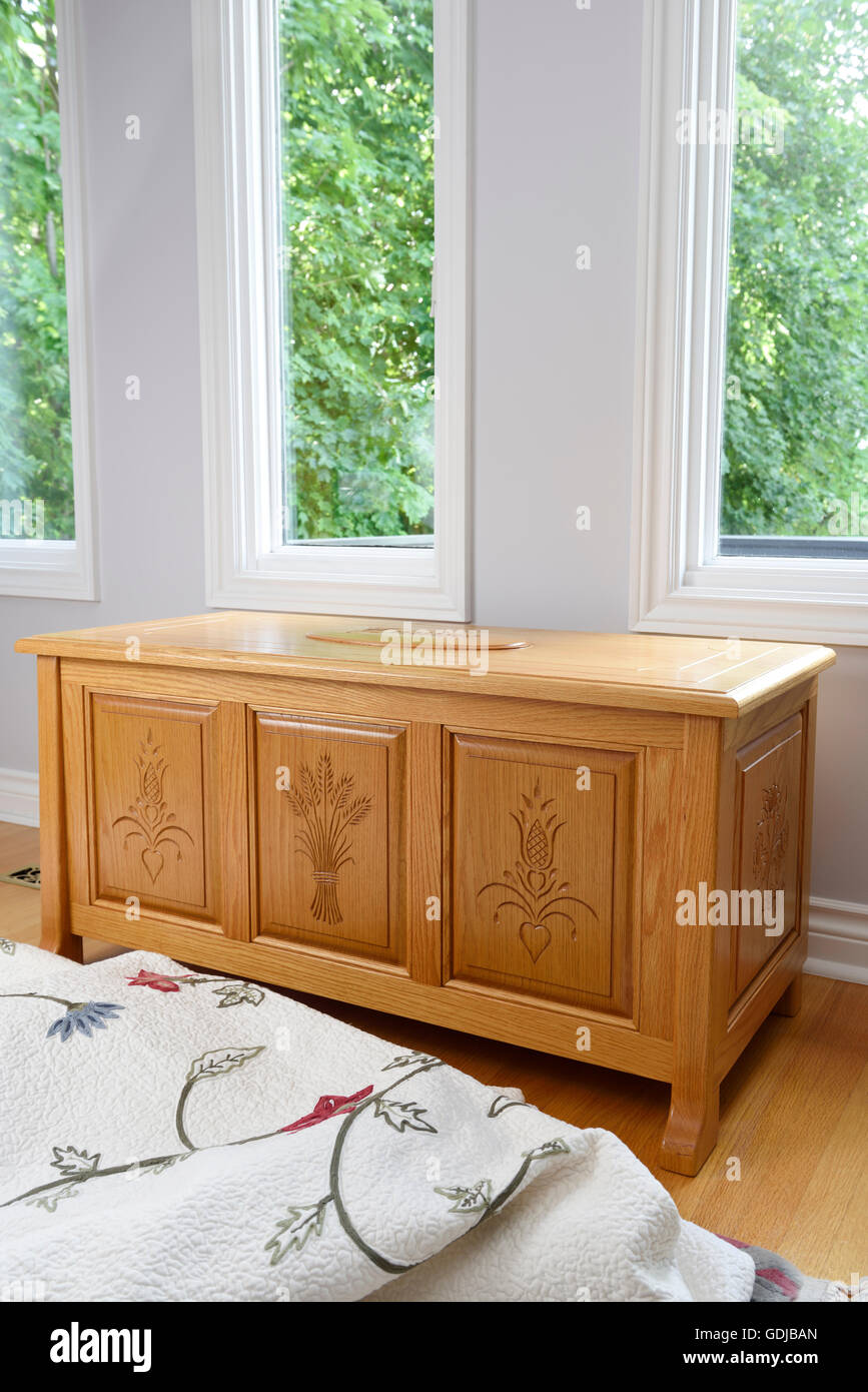 Cofre de madera tallada fotografías e imágenes de alta