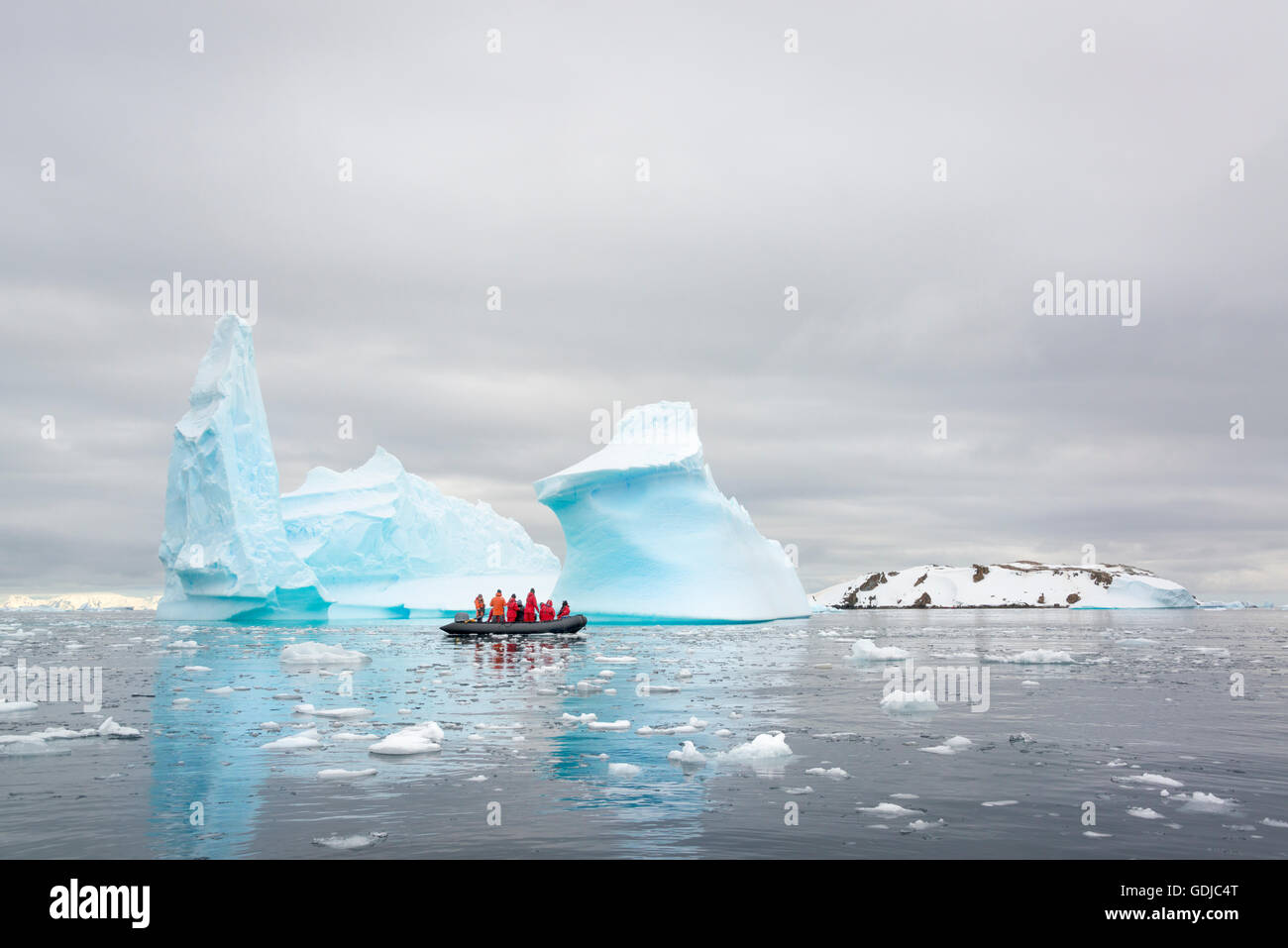 Crucero Zodiac alrededor de icebergs con pasajeros en la Antártida. Foto de stock