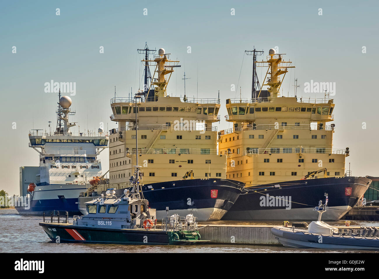 Romper el hielo los buques en el puerto de Helsinki, Finlandia Foto de stock