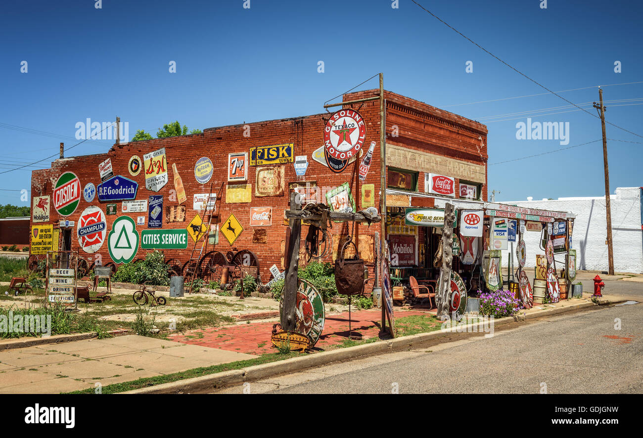 Curiosidad Sandhills tienda ubicada en Erick's edificio más antiguo de la histórica ruta 66 en Oklahoma Foto de stock