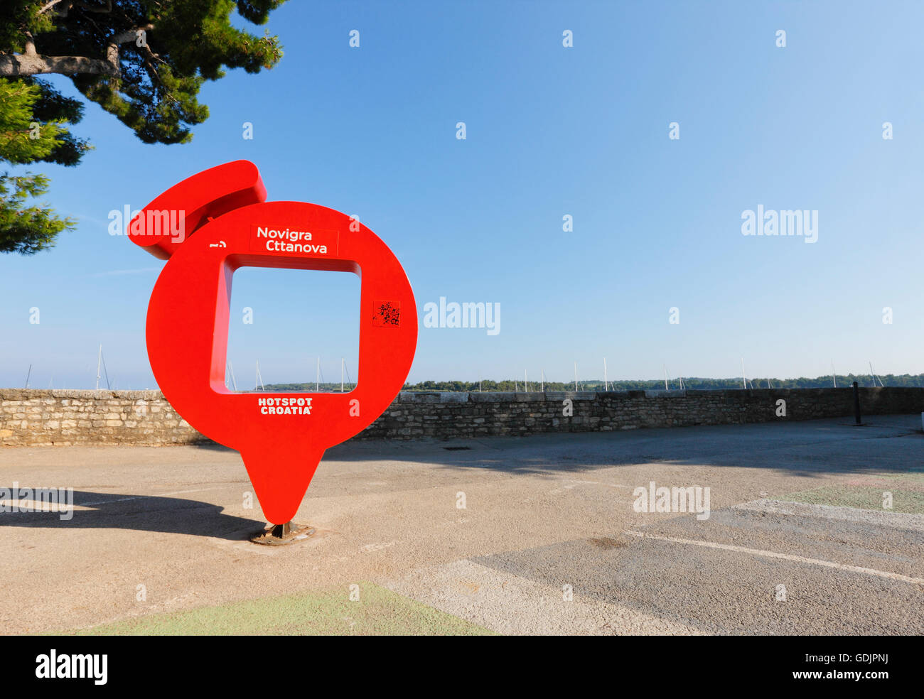 En Novigrad, punto hotspot wifi gratis en la ciudad Foto de stock
