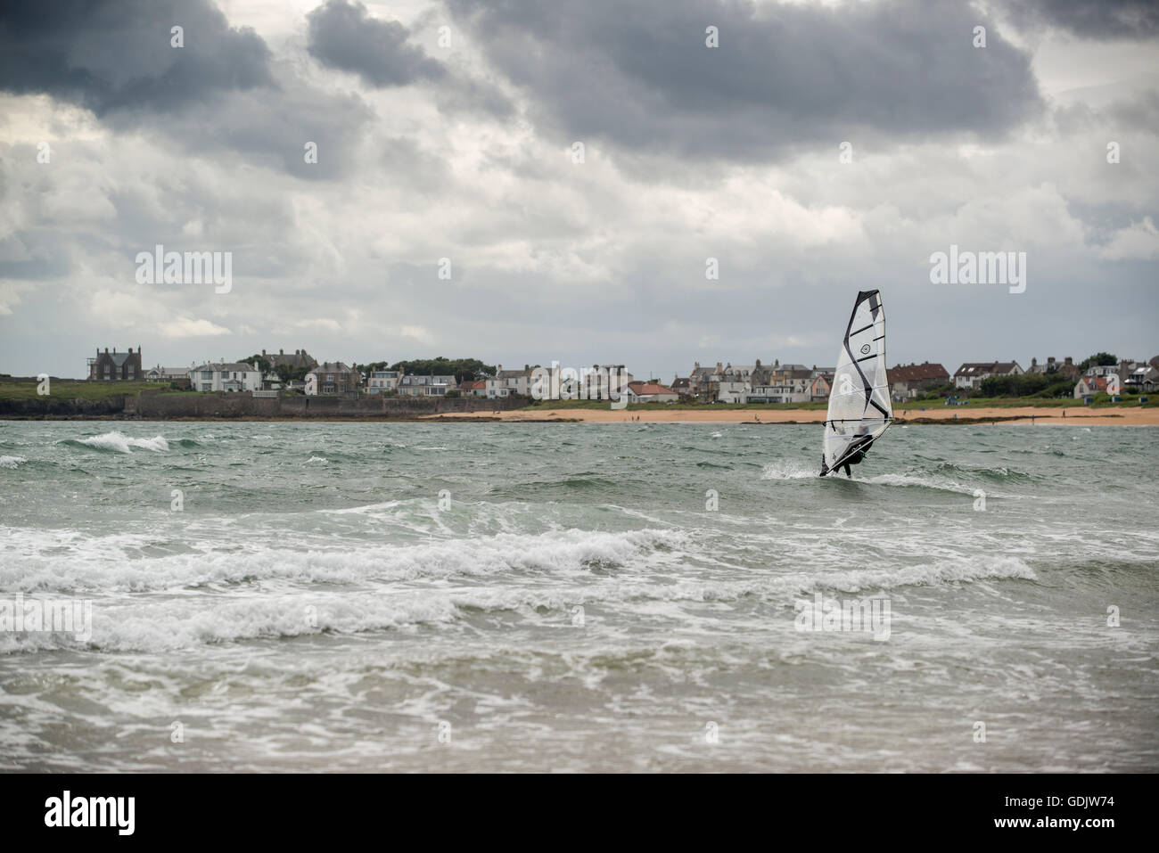 Tablas de windsurf en el mar, en el pueblo costero de Fife Elie Foto de stock