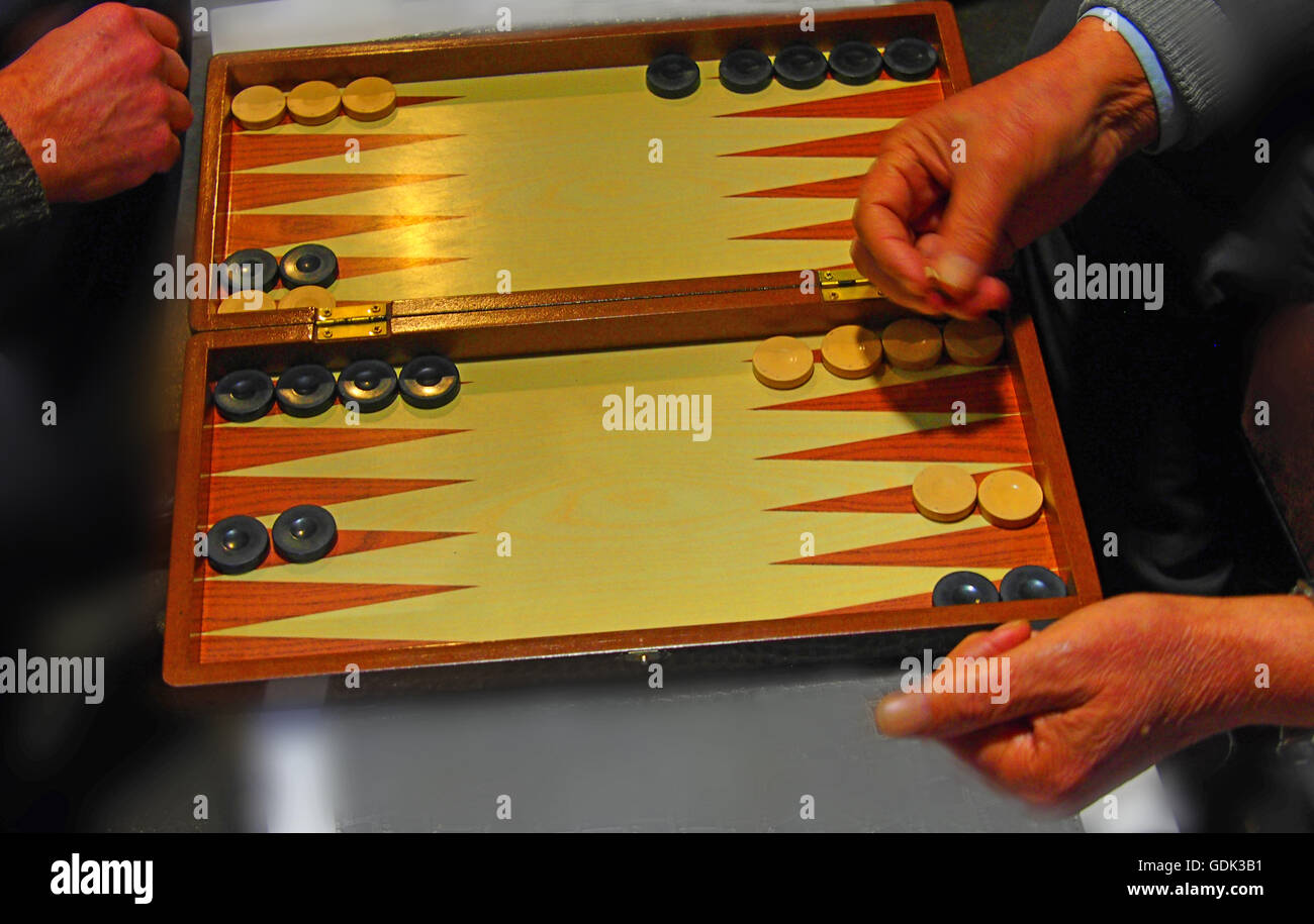 El backgammon es uno de los más antiguos juegos de mesa para dos jugadores,  el juego de piezas se mueven de acuerdo con la tirada de dados, y un  jugador gana quitando