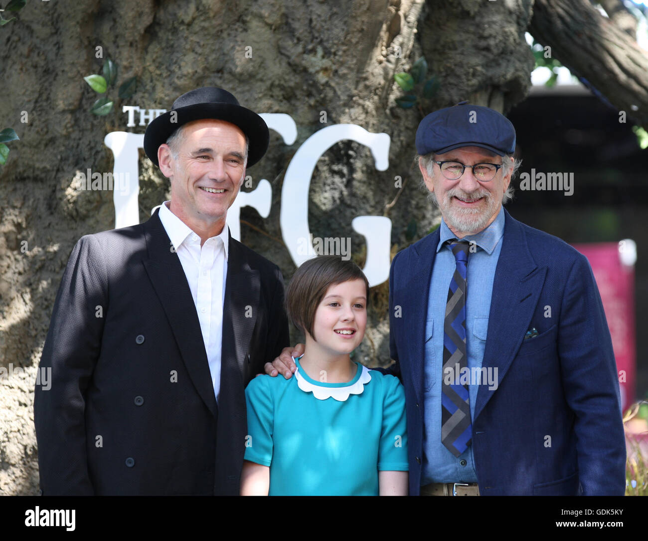 Mark Rylance, Ruby Barnhill y Steven Spielberg en el estreno británico de la BFG en Odeon Leicester Square en Londres - Jul 17, Foto de stock