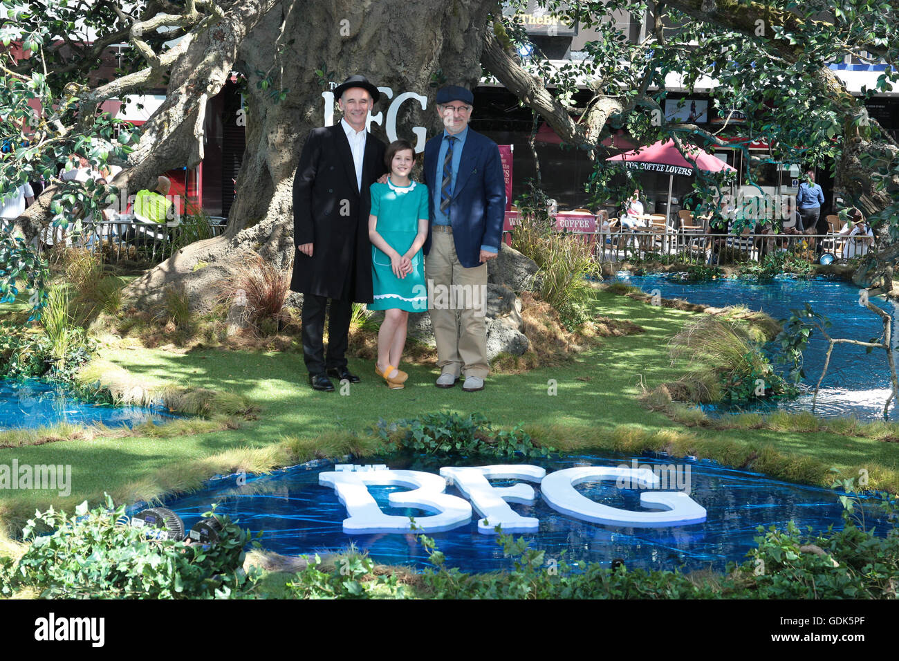 Mark Rylance, Ruby Barnhill y Steven Spielberg en el estreno británico de la BFG en Odeon Leicester Square en Londres - Jul 17, Foto de stock