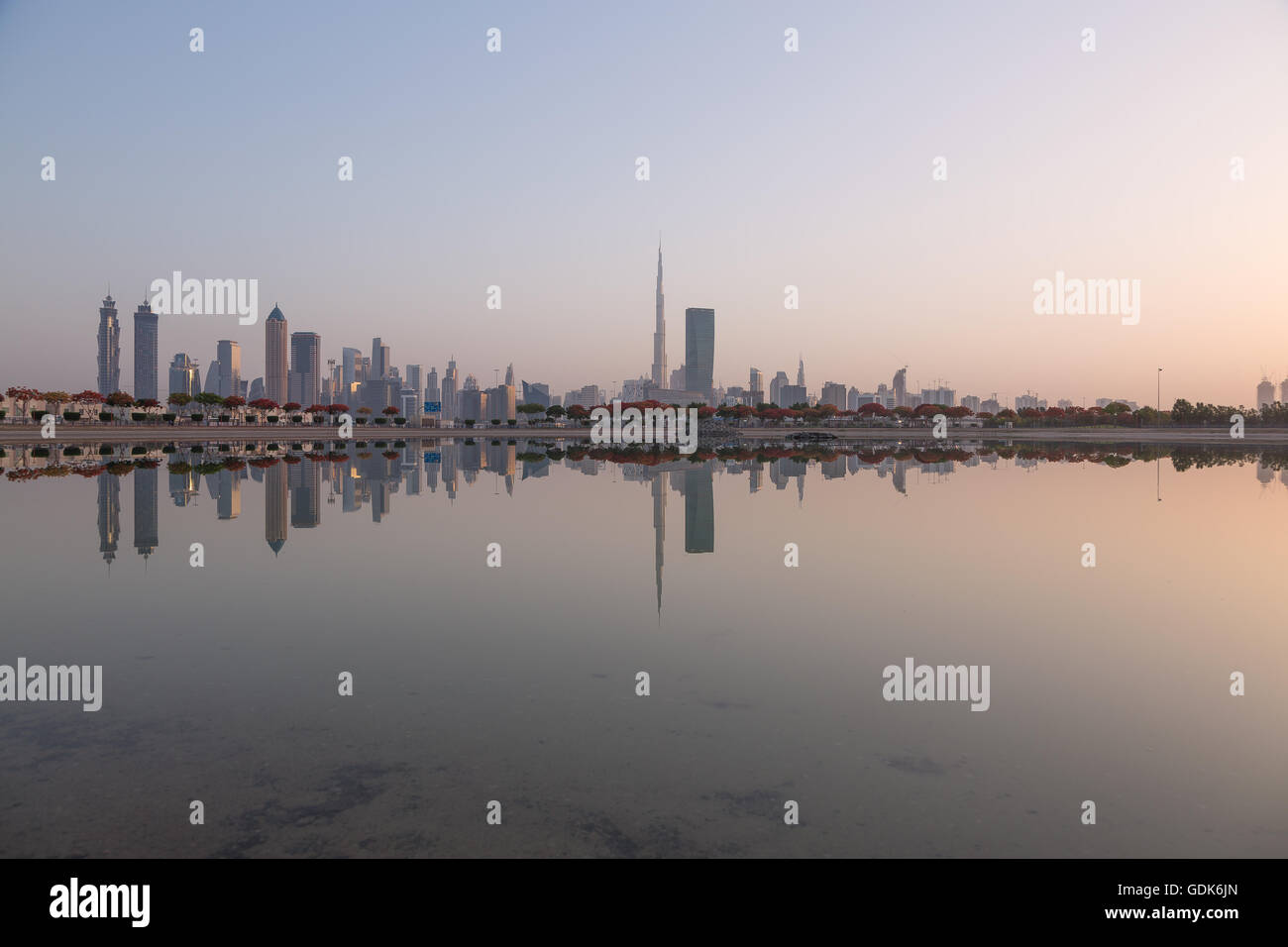 En el centro de la ciudad y de la Bahía de negocios de Dubai Skyline Sunrise reflexión. Foto de stock