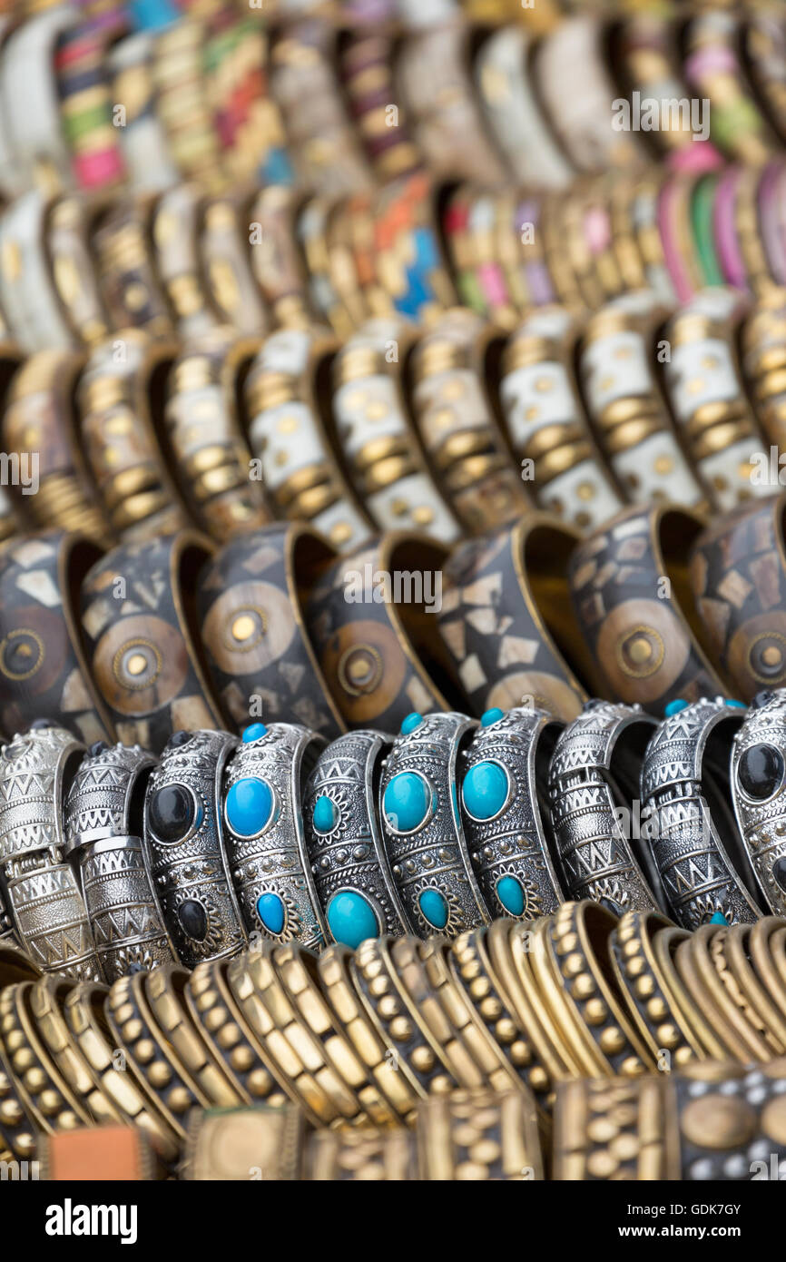 Pulseras tradicionales para la venta en el zoco de Marrakech, Marruecos  Fotografía de stock - Alamy