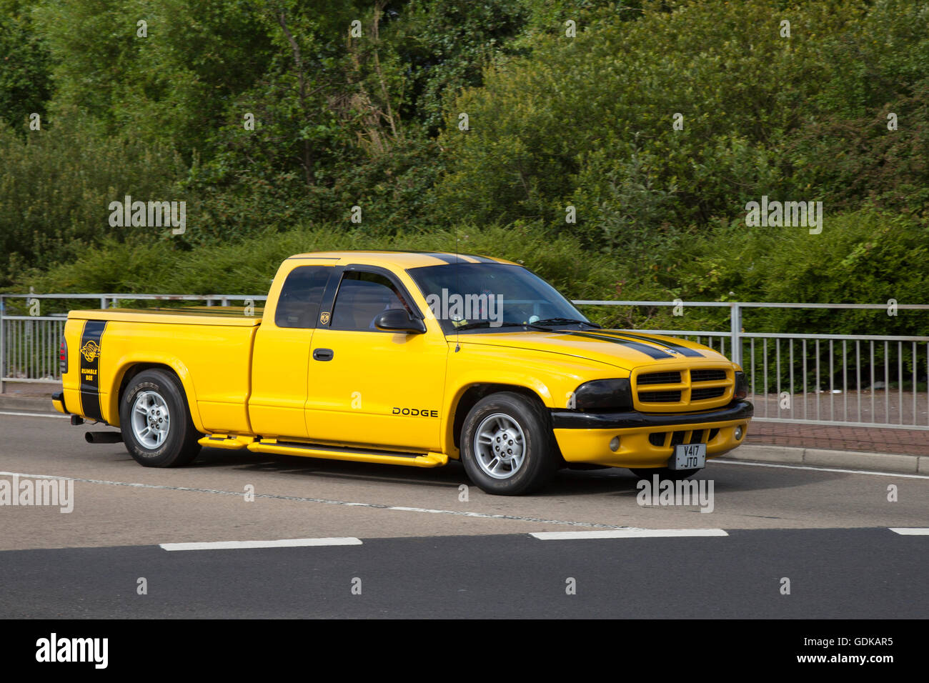 2000 Yellow American Dodge Ram 1500 Rumble Bee 3900cc camión de gasolina en  un festival de Transporte incluyendo coches, furgonetas, importaciones,  camiones clásicos, vehículos poco comunes, exhibidos en las calles de la