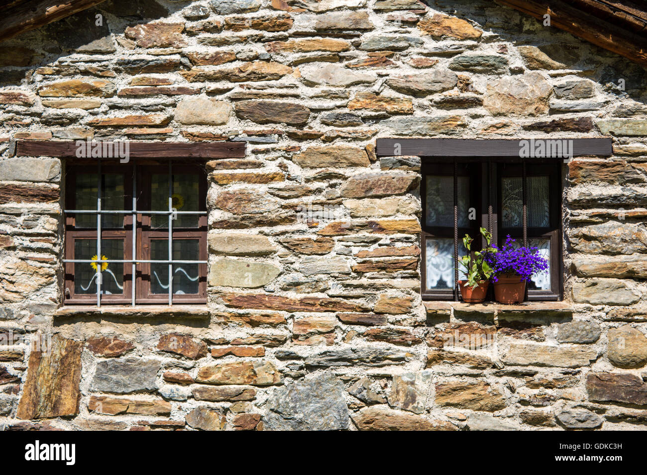 Dos ventanas en un chalet de piedra Fotografía de stock - Alamy