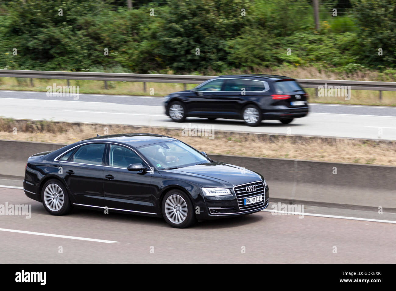Audi A8 sedán en la carretera Foto de stock