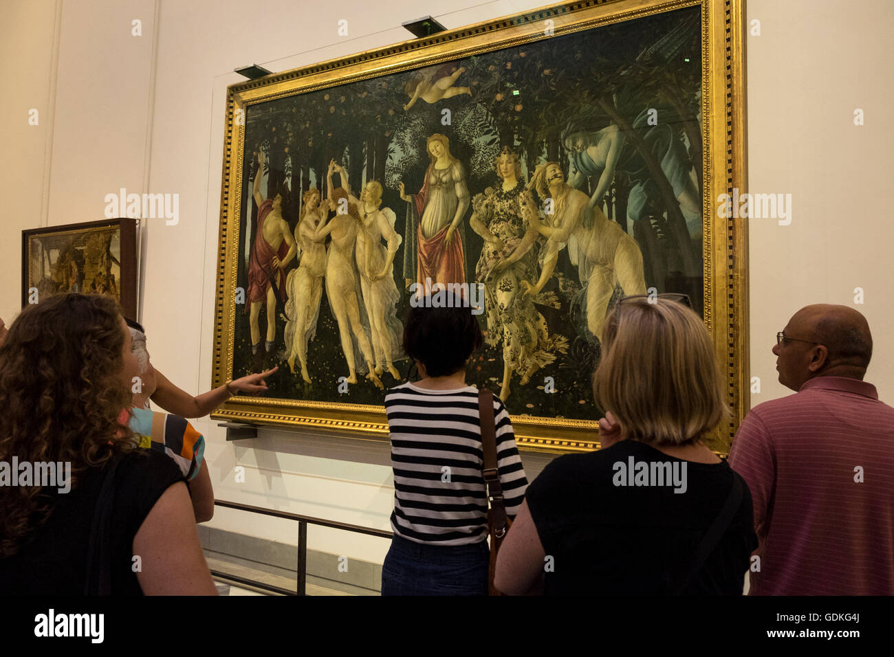 Los visitantes en la Galleria degli Uffizi en frente de Sandro Botticelli pintura alegoría de la primavera, Primavera, Florencia, Toscana, I Foto de stock
