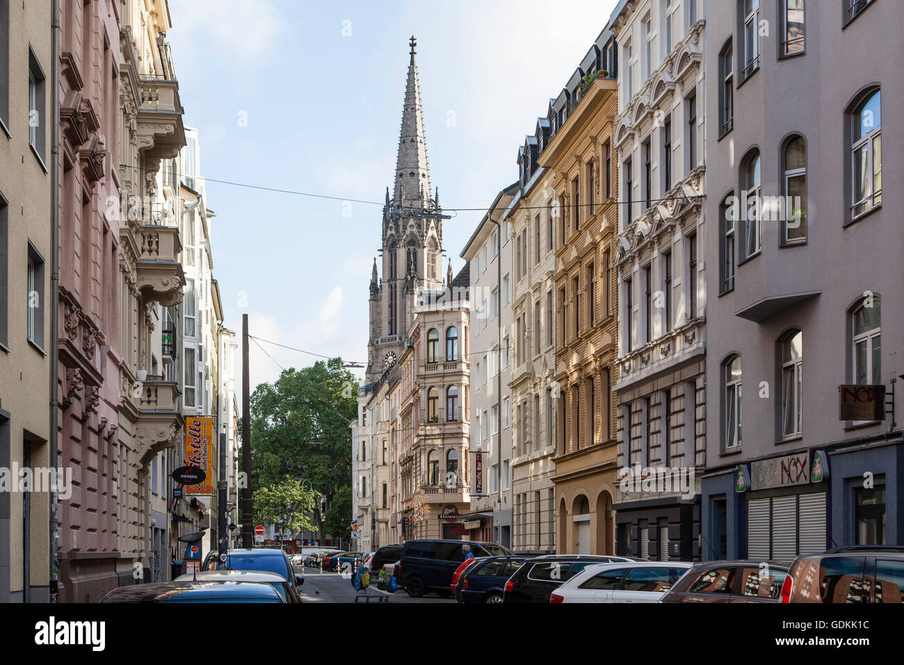 Europa, Colonia, edificios residenciales en la calle Hochstaden, Herz Jesu iglesia en la plaza Zuelpicher Foto de stock