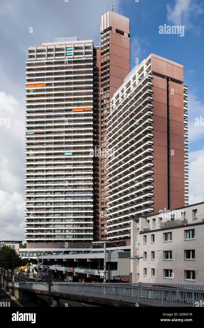 Colonia, Alemania, en el distrito Suelz Uni-Center. Es uno de los mayores edificios residenciales en Europa Foto de stock