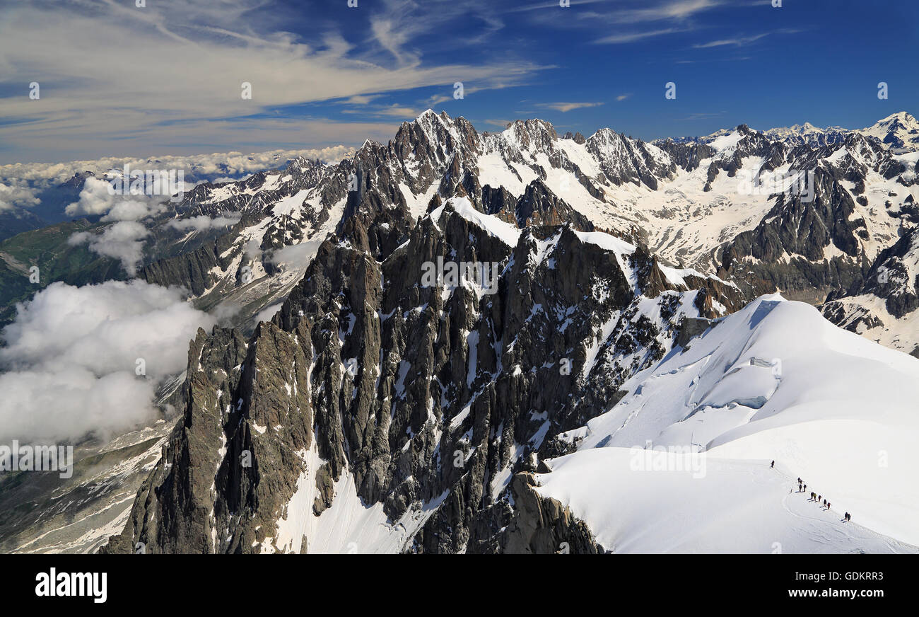 Los escaladores de montañas de los Alpes franceses, cerca de Aiguille du Midi, Francia, Europa Foto de stock