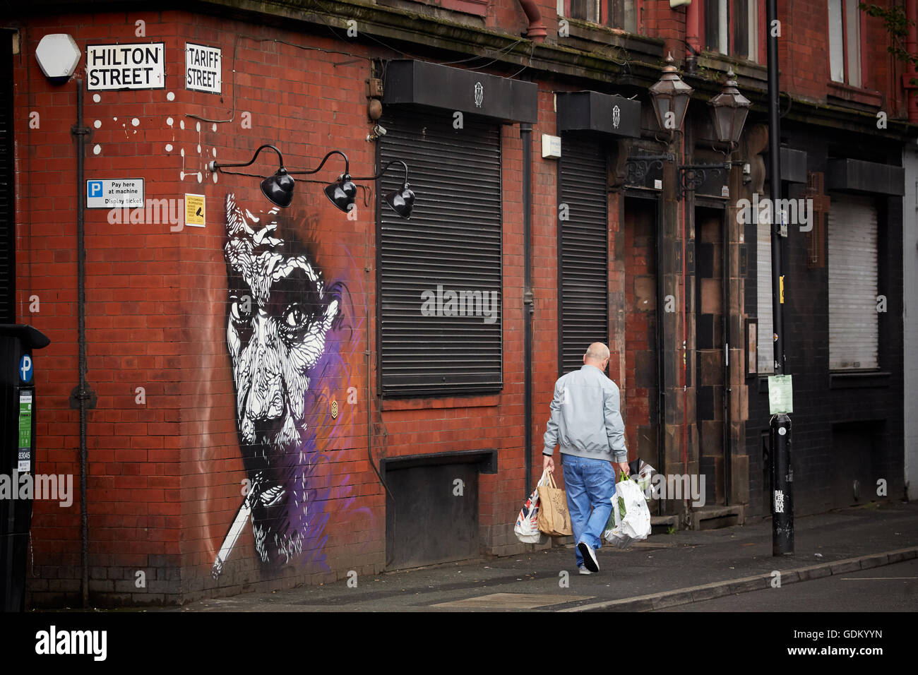 Barrio del norte de Manchester graffiti Graffiti pintura mural arte  callejero aerosol puede en Manchester artista callejero bohe Fotografía de  stock - Alamy