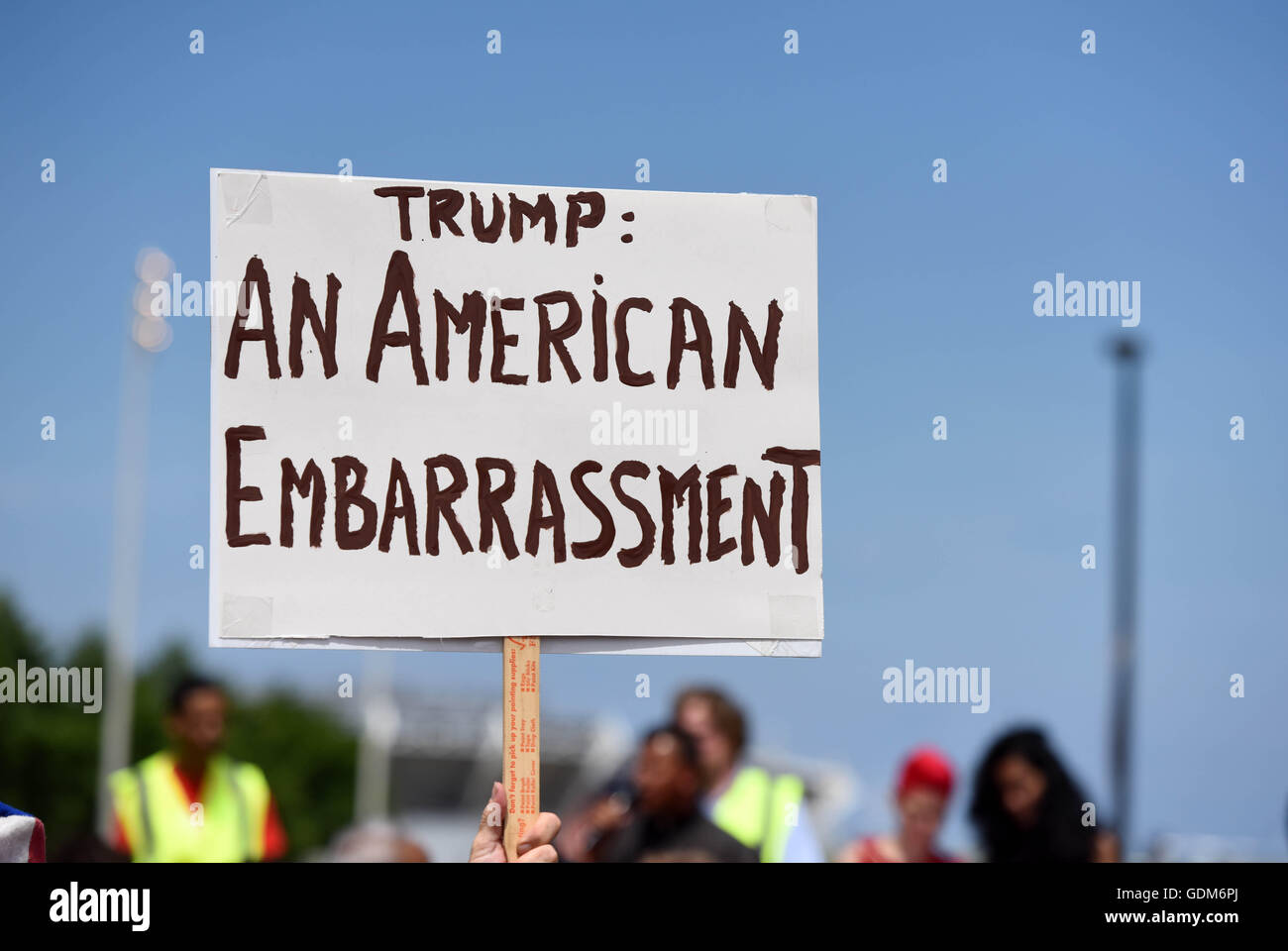 Cleveland, Estados Unidos. El 18 de julio, 2016. La gente protesta contra Donald Trump en el primer día de la Convención Nacional Republicana en Cleveland, Ohio, Estados Unidos, 18 de julio de 2016. © Yin Bogu/Xinhua/Alamy Live News Foto de stock