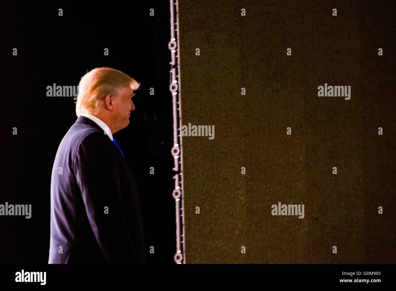 Cleveland, Ohio, EE.UU. El 18 de julio, 2016. Donald J. Trump hace su entrada. La primera noche en la Convención Nacional Republicana. Crédito: Philip Scalia/Alamy Live News Foto de stock