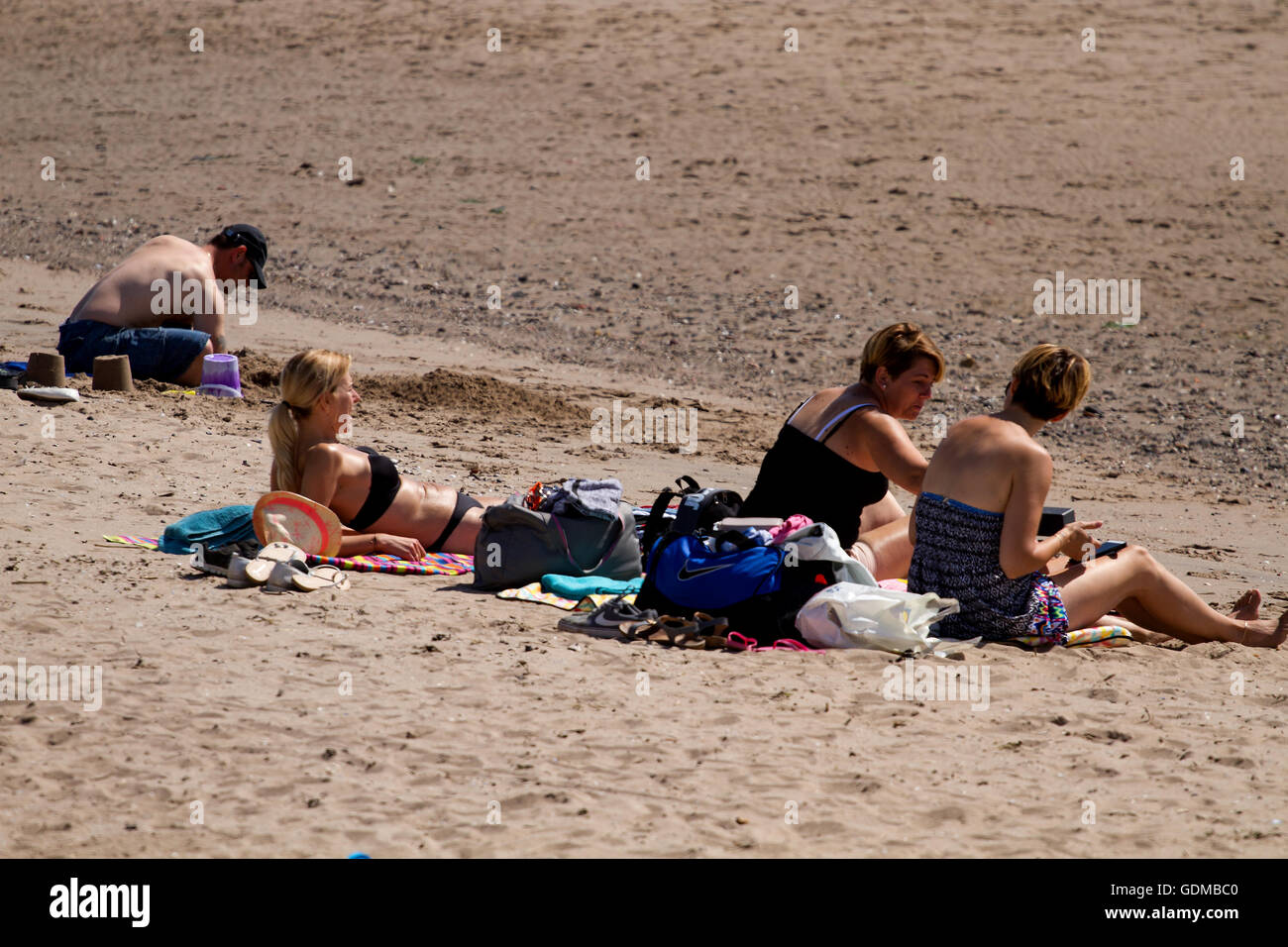 Dundee, de Tayside, Escocia, Reino Unido. 19 de julio de 2016: el clima del Reino Unido. Multitudes de bañistas se reúnen en Broughty Ferry playa en Dundee, disfrutando de la ola de calor de Julio con temperaturas que alcanzan los 27 °C. Crédito: Dundee Fotografías / Alamy Live News Foto de stock