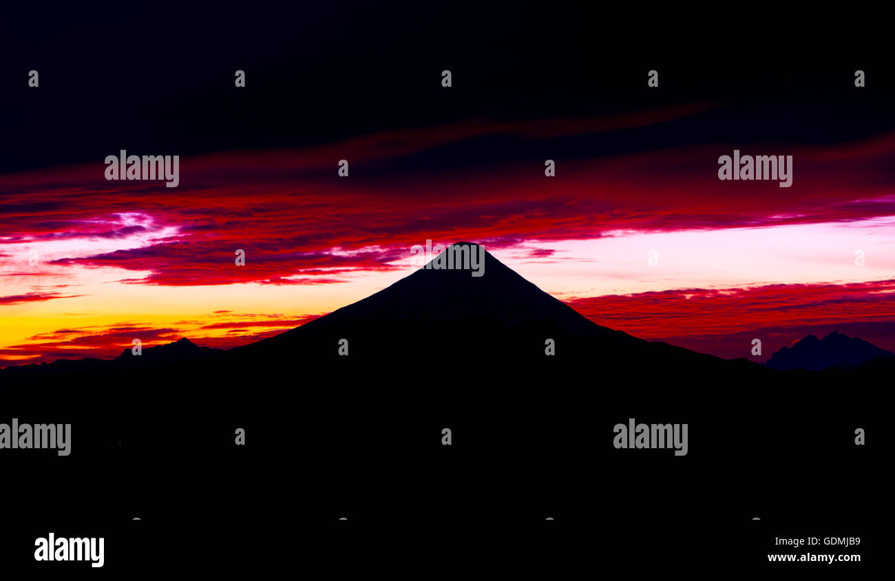 Volcán Osorno al atardecer. Atardecer en el Volcán Osorno. Chile. Foto de stock