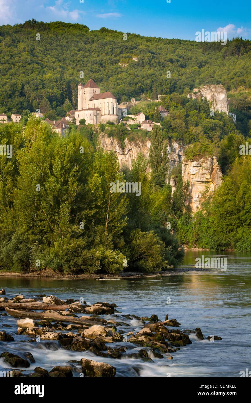 Temprano en la mañana sobre el río Lot y la ciudad medieval de Saint-Cirq-Lapopie, Midi-Pyrénées, Francia Foto de stock