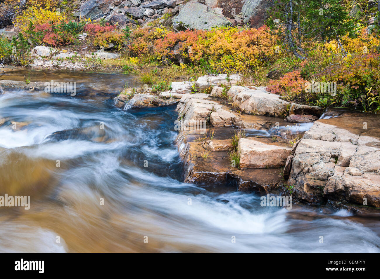 La parte superior del río Provo, Utah con colores de otoño. Foto de stock