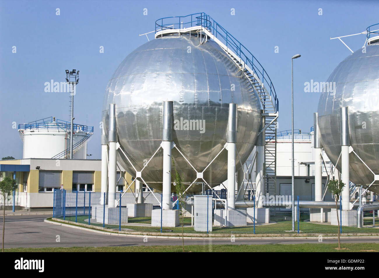 Los grandes tanques de almacenamiento para el aceite y gasolina refinería Foto de stock