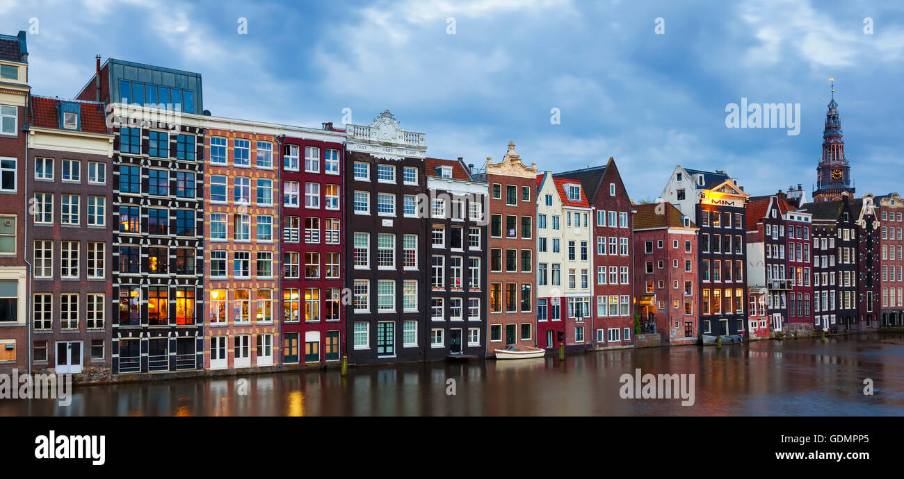 Vista panorámica de edificios antiguos tradicionales en Amsterdam Foto de stock