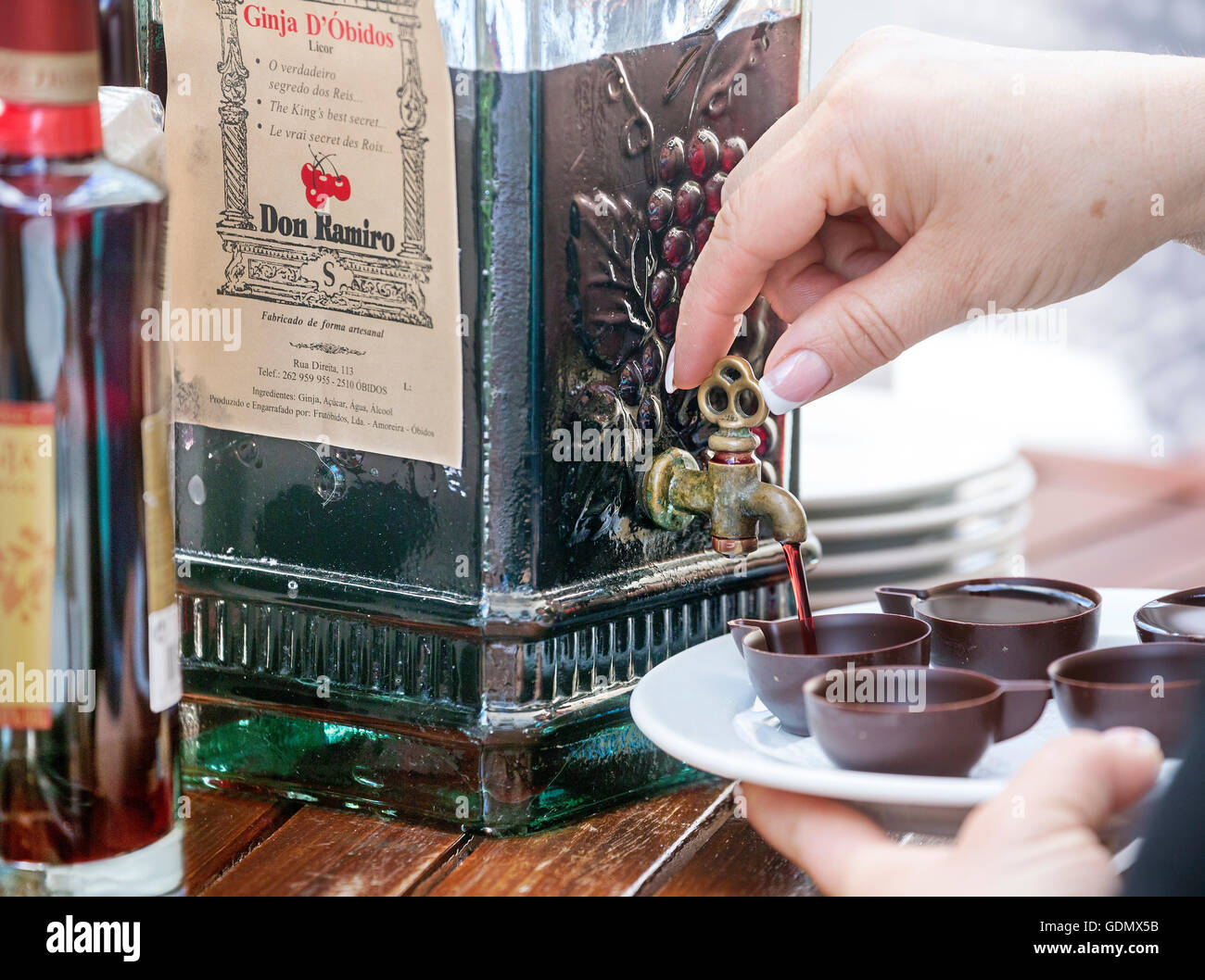 Licor de café servido en tazas de chocolate, una especialidad del lugar, Óbidos, distrito de Leiria, Portugal, Europa, viajes Foto de stock