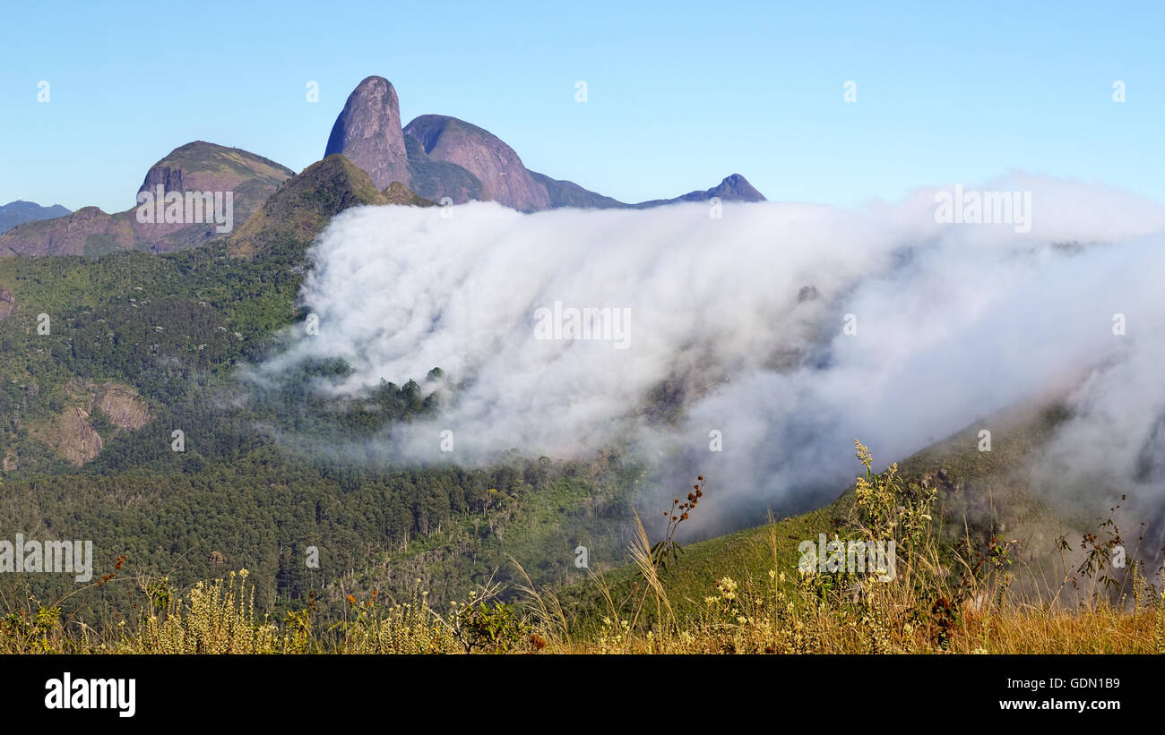 Vista desde el sendero de la roca de llanto en Itaipava, Petrópolis, Rio de Janeiro, Brasil Foto de stock