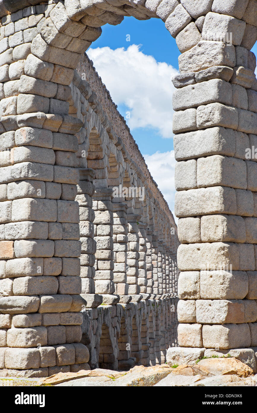 Acueducto de Segovia - desde el sur. Foto de stock