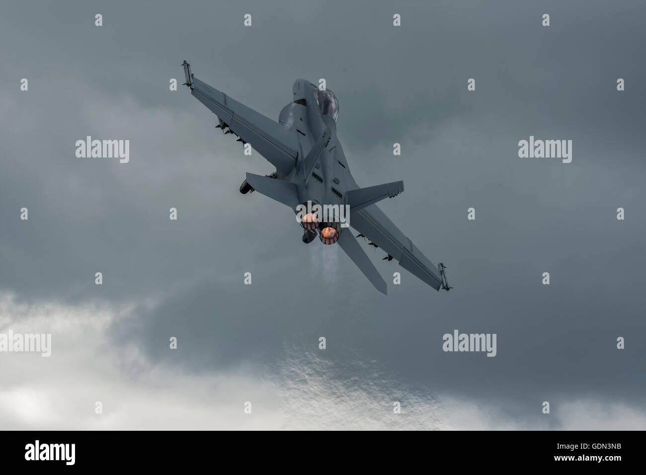 Nosotros F/A18 Super Hornet avión de combate en el cielo después de despegar con los motores afterburn en la espalda Foto de stock