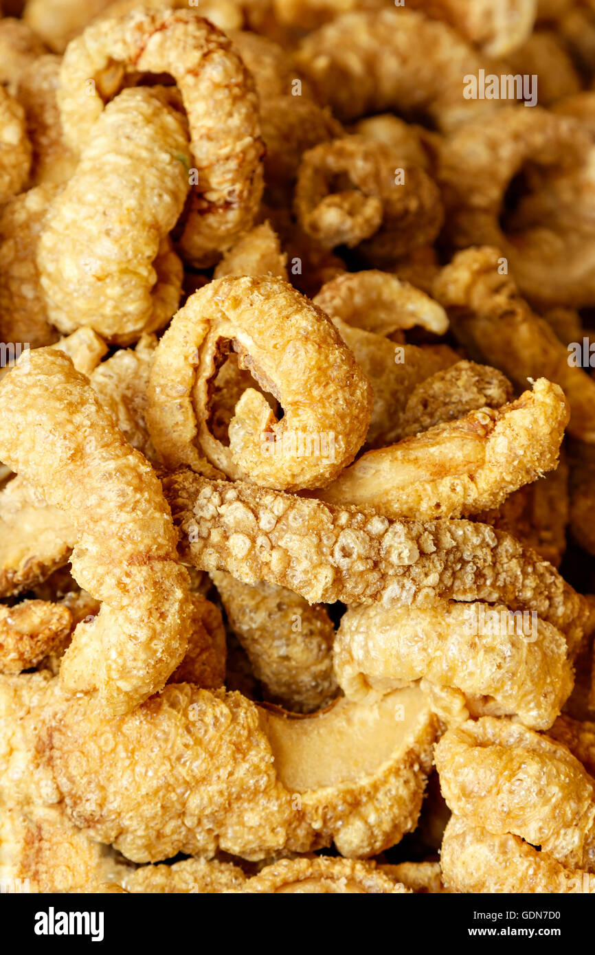 Cortezas de cerdo en un mercado artesano tradicional.imágenes